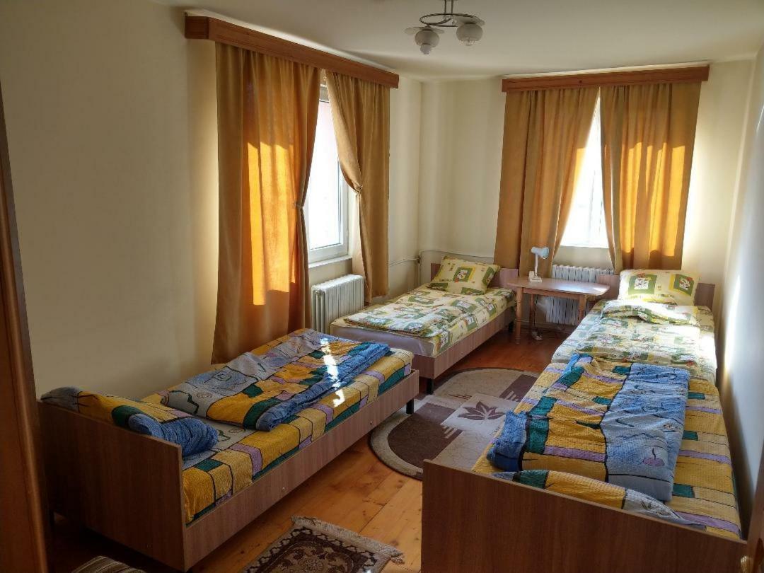 Lary Hostel Suceava Extérieur photo
