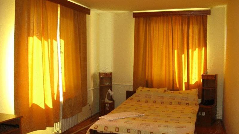Lary Hostel Suceava Extérieur photo